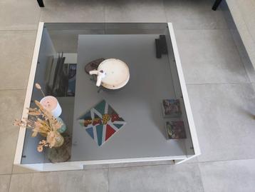 Salontafel, wit met glas beschikbaar voor biedingen