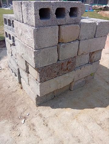 Betonblokken beschikbaar voor biedingen