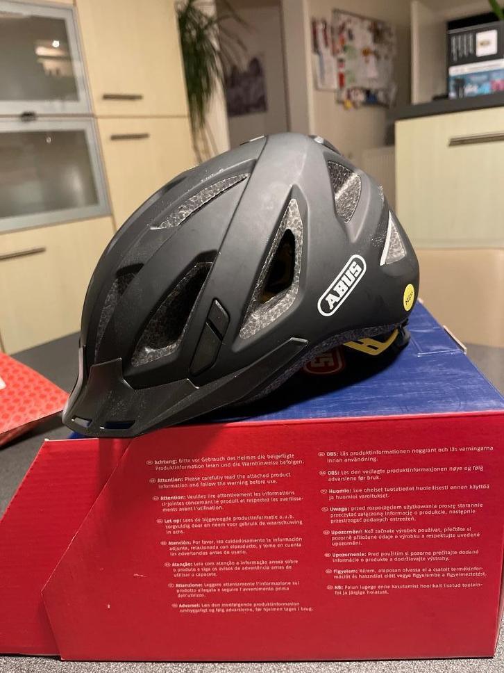 Fietshelm Abus 51-55 met verlichting, Fietsen en Brommers, Fietsaccessoires | Fietshelmen, Zo goed als nieuw, Heer of Dame, S