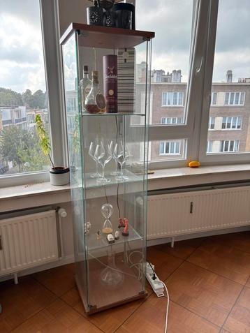 Vitrinekast met magnetische deur beschikbaar voor biedingen