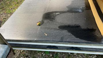 2 sandwichpanelen 6m lang 10cm dik kleur zwart beschikbaar voor biedingen