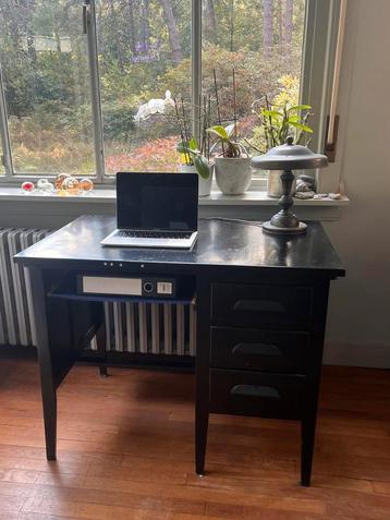 Vintage houten bureau beschikbaar voor biedingen