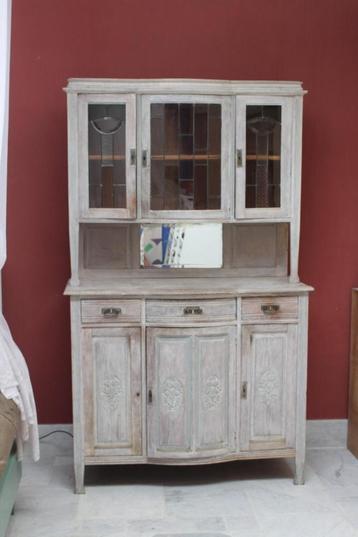 Oude kast met opzetstuk, glasramen deurtjes en spiegel beschikbaar voor biedingen