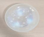 Art-deco glazen serveerschaal in opaalglas met bessenmotief, Antiek en Kunst, Antiek | Glaswerk en Kristal, Ophalen of Verzenden