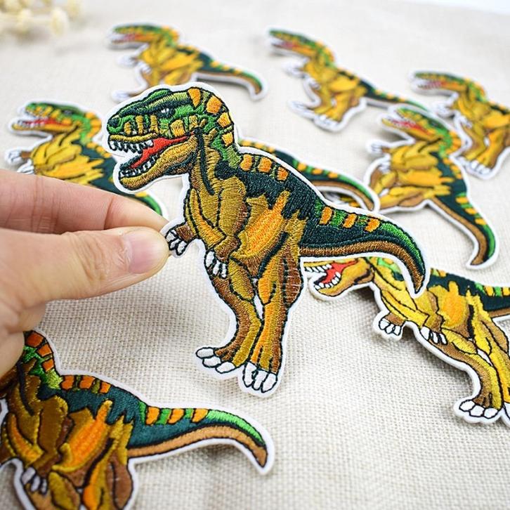 Dino strijkplaatje patch kinderen - 95 x 93 mm, Hobby en Vrije tijd, Kledingapplicaties en Hotfix, Nieuw, Ophalen of Verzenden