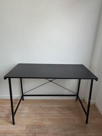 Zwart compact bureau beschikbaar voor biedingen