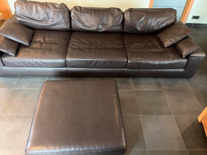 Donkerbruine lederen zetel + poef, Huis en Inrichting, Zetels | Zetels, Gebruikt, Rechte bank, Leer, Ophalen of Verzenden