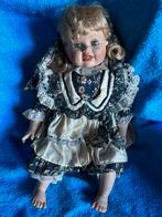 Porseleinen pop zittend, Verzenden, Zo goed als nieuw