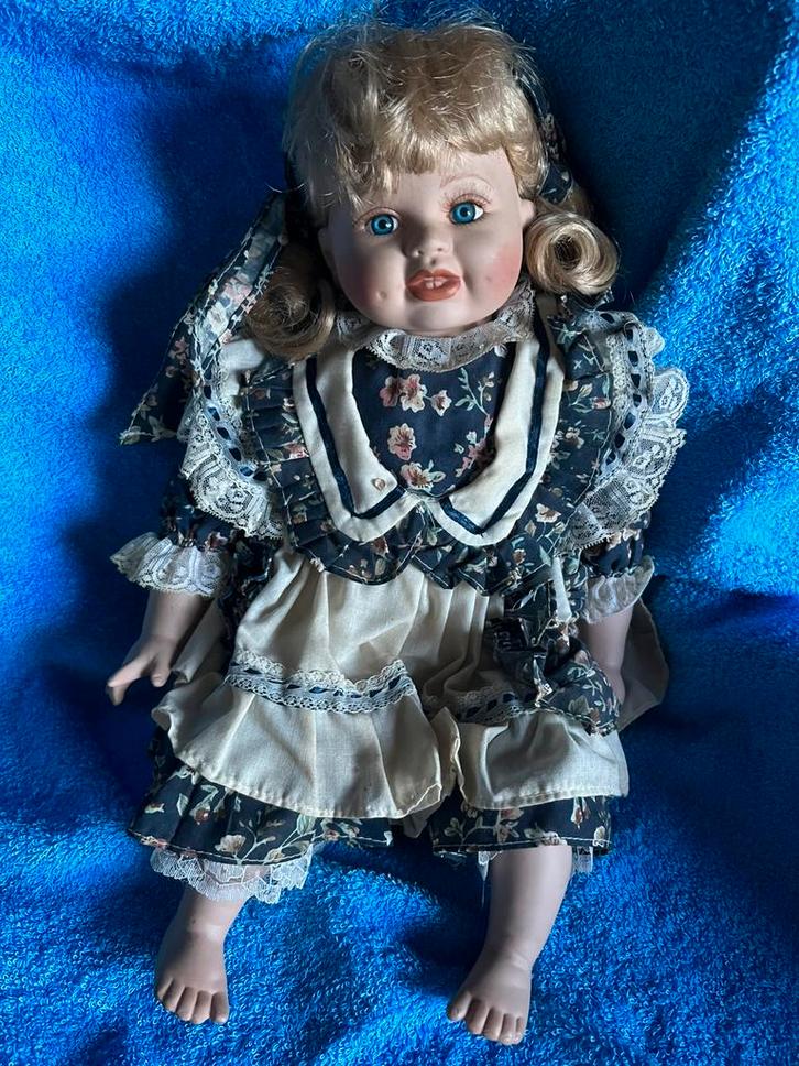 Poupée en porcelaine assise, Collections, Poupées, Comme neuf, Envoi