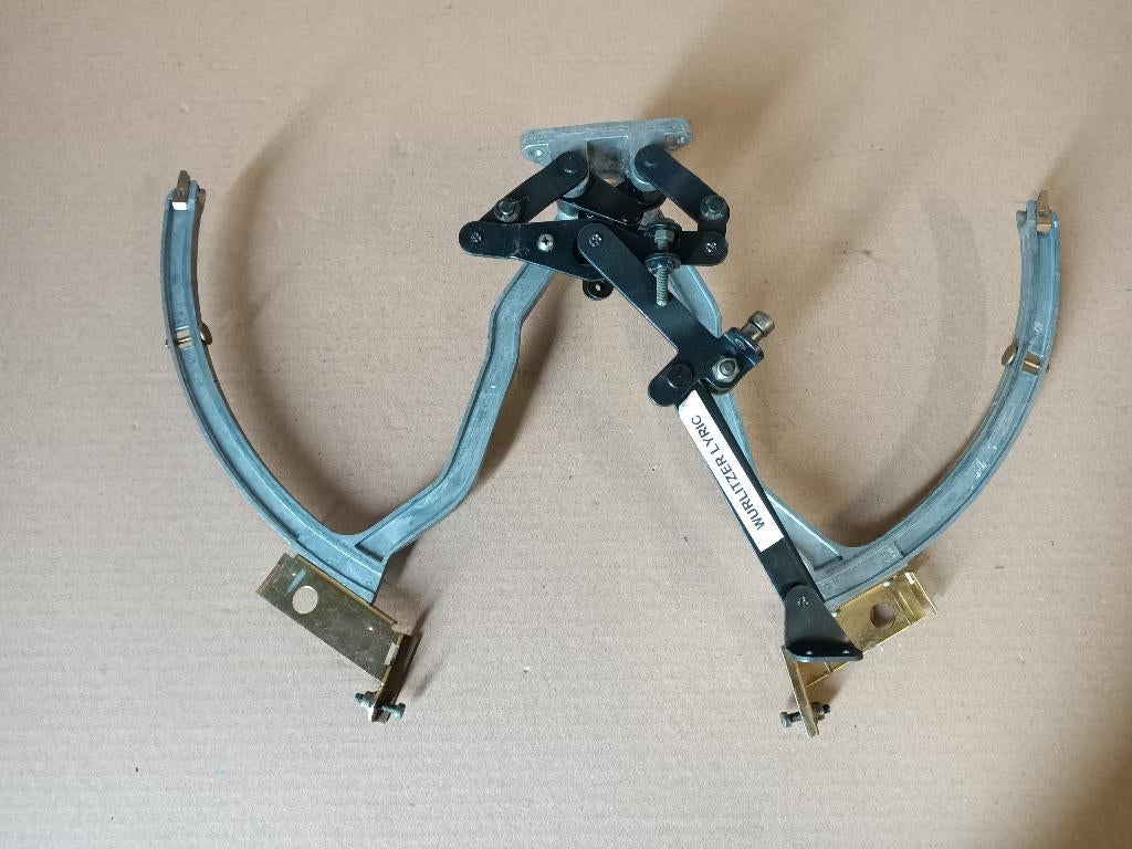 Record Lift Armen/ Mechaniek Wurlitzer Lyric (1967) jukebox, Envoi, Wurlitzer