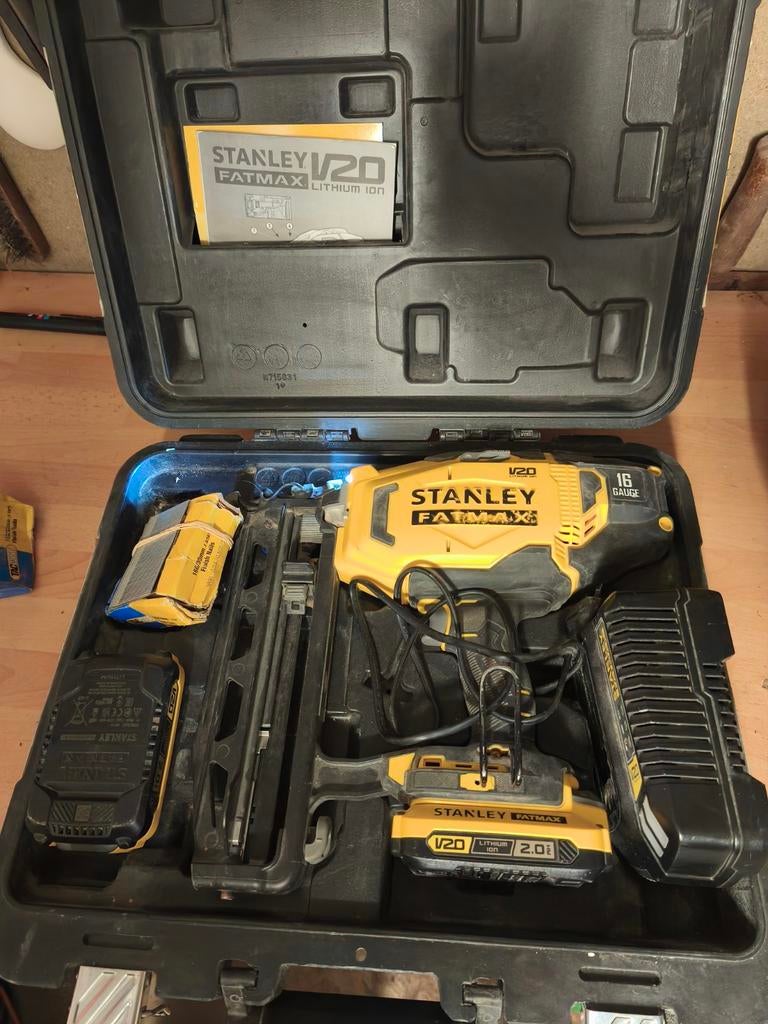 Cloueuse sur accu 18v