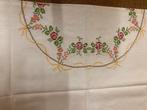 Handgeborduurd tafelkleed, Huis en Inrichting, Tafelkleden, Ophalen, Gebruikt, Rechthoek, Binnen