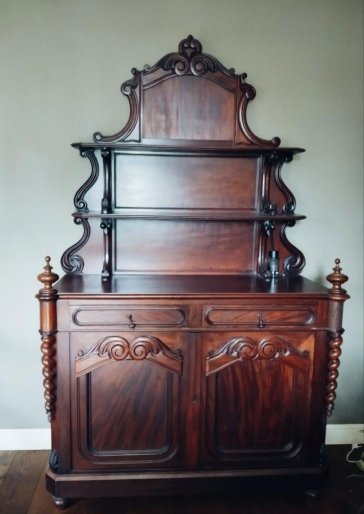 Imposante dessertkast in mahonie, Ophalen