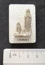 Metalen Lourdes souvenier. Zelfklevend en magnetisch., Ophalen of Verzenden, Zo goed als nieuw, Beeld(je), Christendom | Katholiek