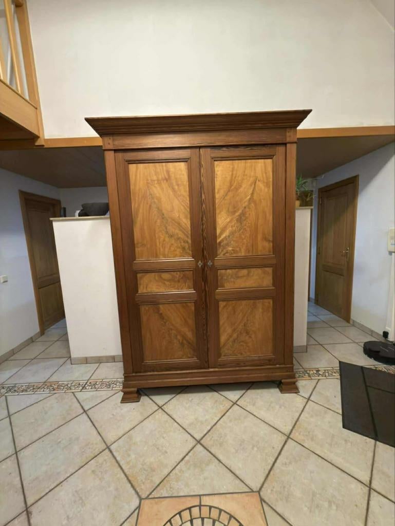 haute et ancienne armoire en bois de pitchpin avec corniche., Antiquités & Art, Antiquités | Meubles | Armoires, Enlèvement