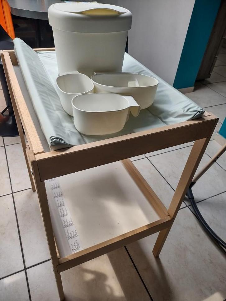 Table à langer + matelas + poubelle, Enfants & Bébés, Bains & Soins, Utilisé, Autres types, Autres marques, Standard, Enlèvement