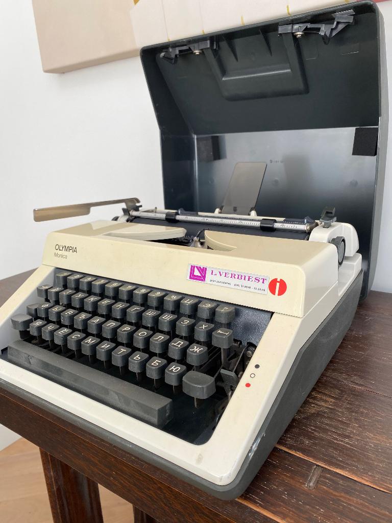 Olympia Monica typemachine – Russisch toetsenbord - vintage, Diversen, Typemachines, Ophalen, Gebruikt