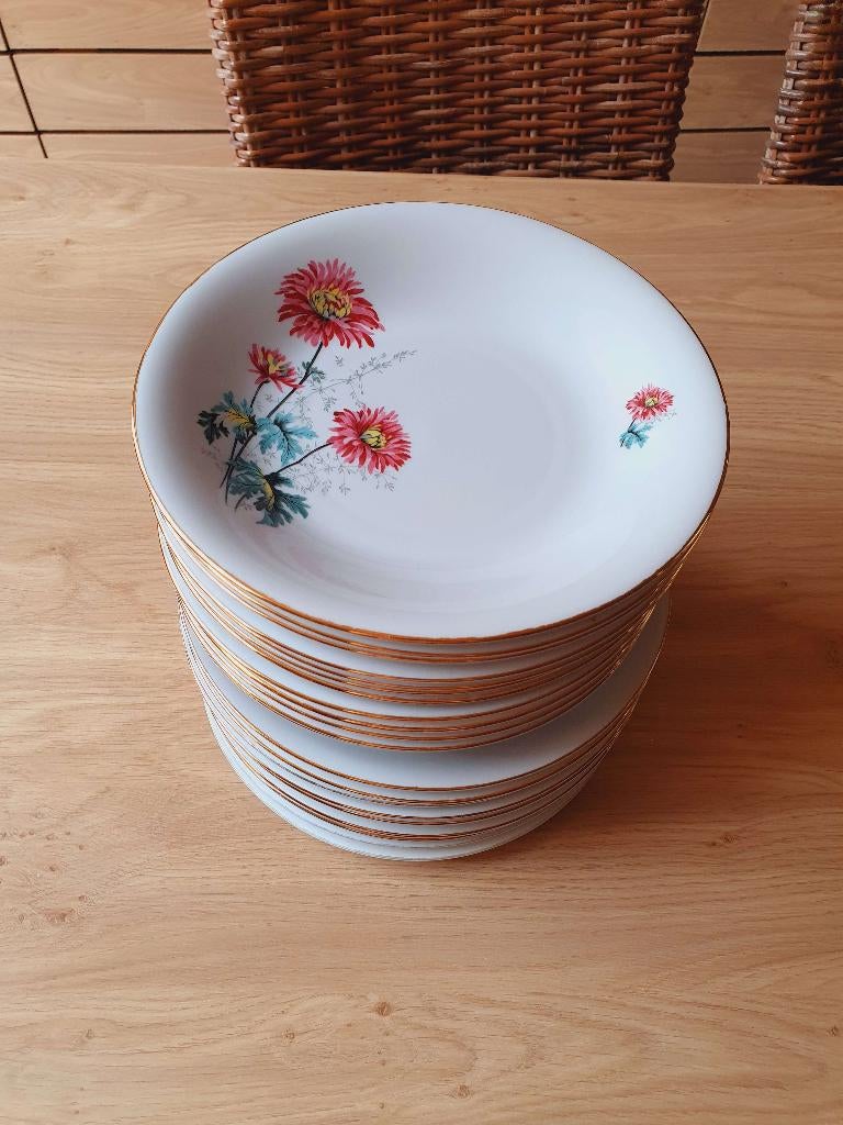 24 vintage soepborden gesigneerd door Maria Bavaria, Ophalen