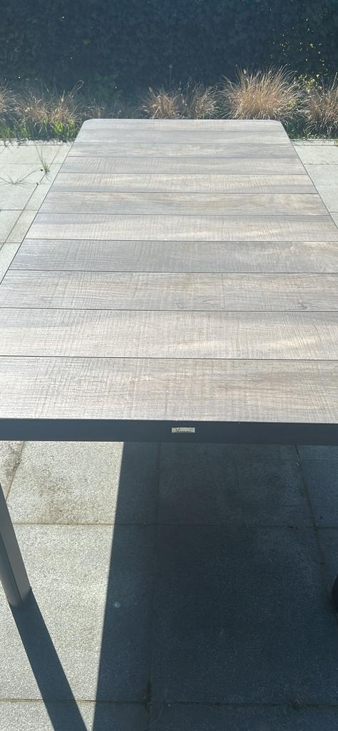 Tuin tafel met steen oppervlakte, Ophalen, Zo goed als nieuw