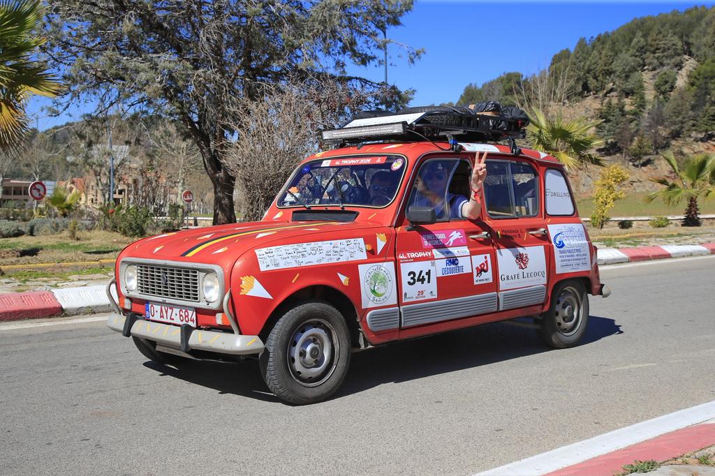 Location Renault 4L GTL préparée Raid, Autos, Renault, USB, Essence, Berline, 5 portes, Boîte manuelle, Rouge, Beige, Enlèvement