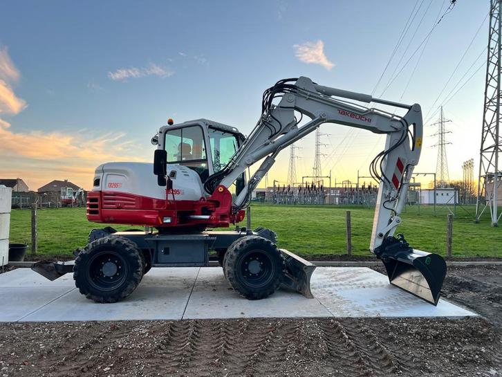 Takeuchi TB295W bandenkraan, Articles professionnels, Machines & Construction | Grues & Excavatrices, Excavatrice, Enlèvement