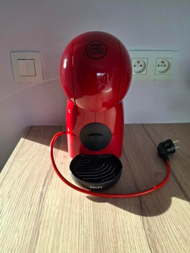 Dolce Gusto Piccolo XS rouge, Réservoir d'eau amovible, Dosettes et capsules de café, 1 tasse, Utilisé