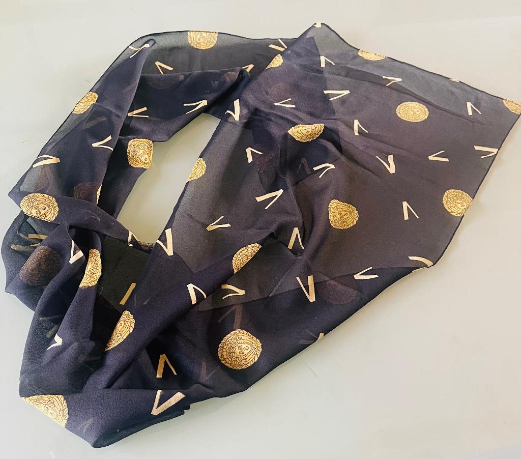 versace 1990 black and gold iconic medusa scarf, Kleding | Dames, Versace, Ophalen, Zo goed als nieuw, Sjaal