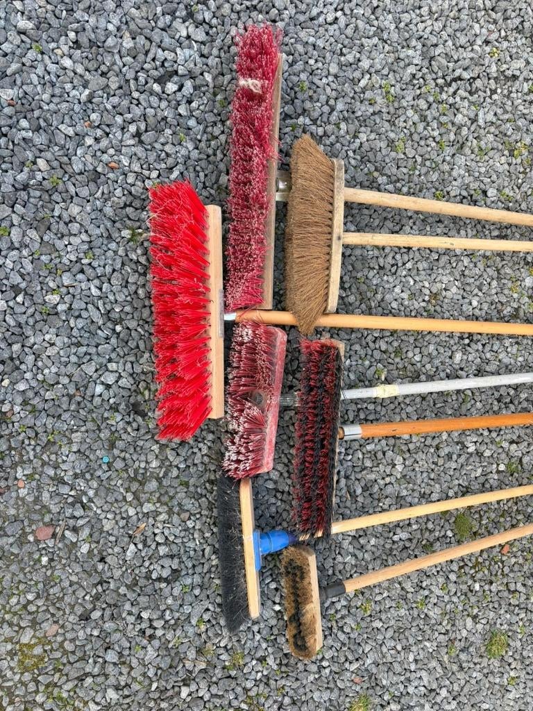 Lot de balais de chantier et brosses de rue., Maison & Meubles, Enlèvement, Brosse ou Balai