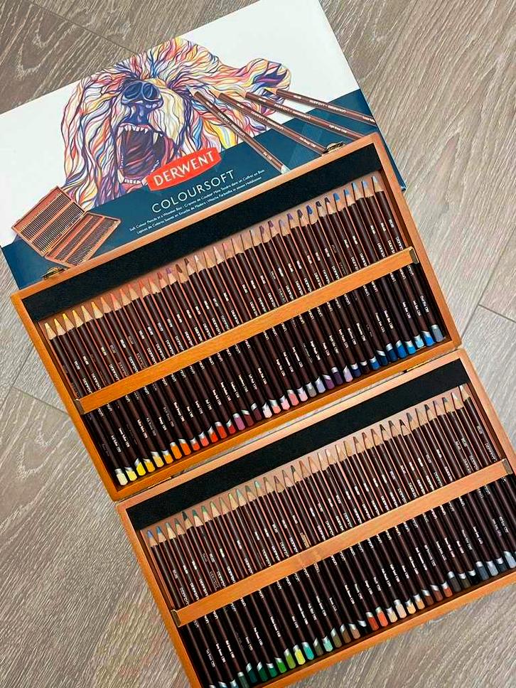 Derwent Coloursoft 72 kleurpotloden in houten kist, Hobby en Vrije tijd, Tekenen, Zo goed als nieuw, Potlood of Stift, Ophalen of Verzenden