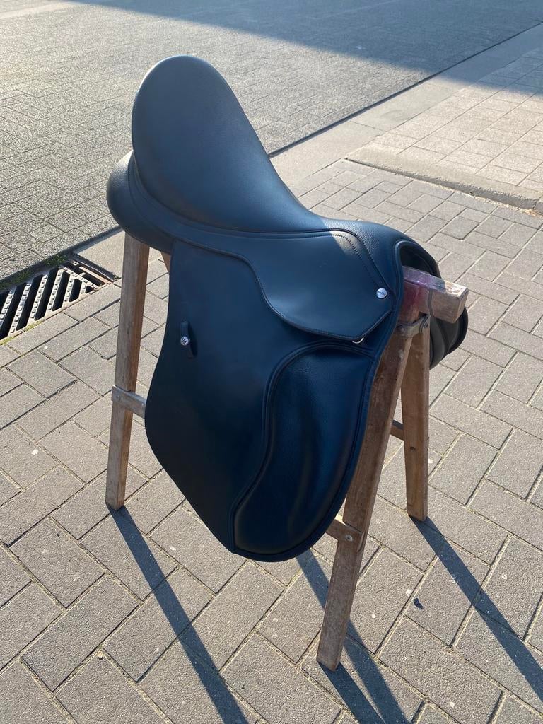 Wintec 500 17inch veelzijdigheidszadel, Dieren en Toebehoren, Paarden en Pony's | Zadels, Ophalen, Zo goed als nieuw, Overige soorten