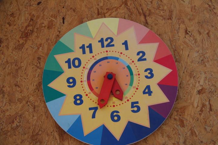 Horloge d'apprentissage colorée en bois, Enfants & Bébés, Jouets | Éducatifs & Créatifs, Utilisé, Enlèvement ou Envoi