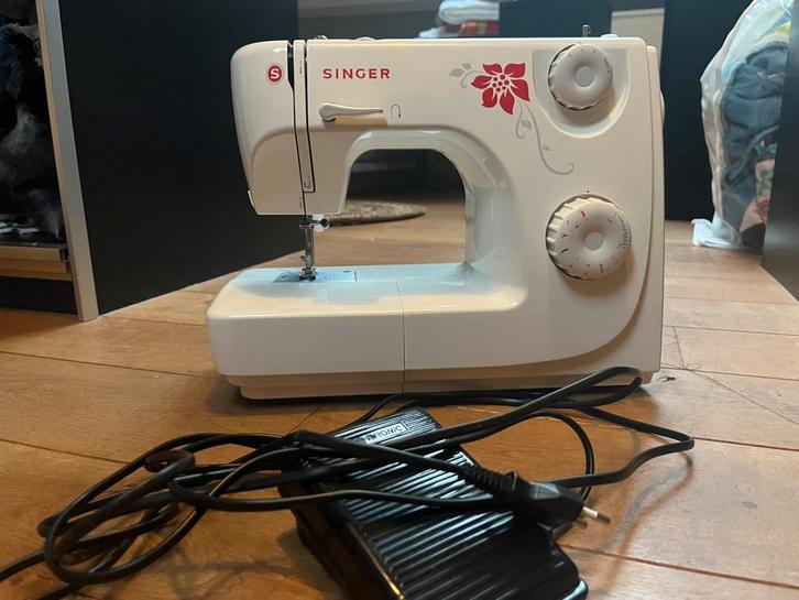 Singer naaimachine inclusief draagtas en voetpedaal, Hobby & Loisirs créatifs, Machines à coudre & Accessoires, Comme neuf, Machine à coudre