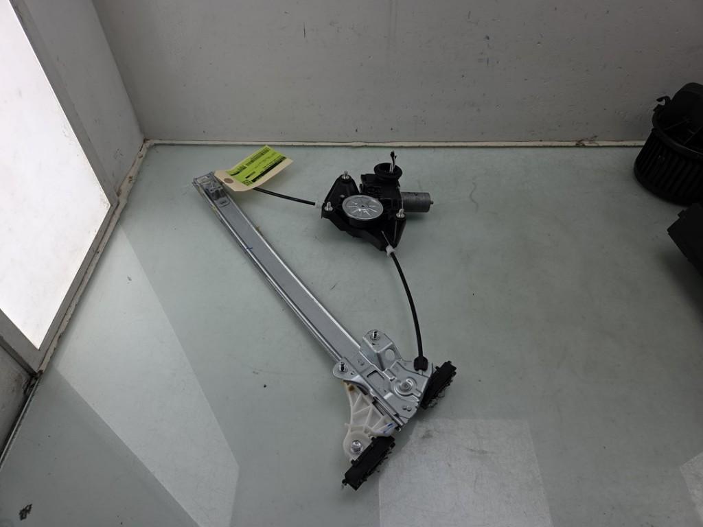 VITRE MECANISME AVANT DROIT Toyota Yaris Cross (PB1 / PJ1), Kundenbetreuung@toyota.de, Toyota, Utilisé, Toyota-Allee 2
50858  Köln, DE