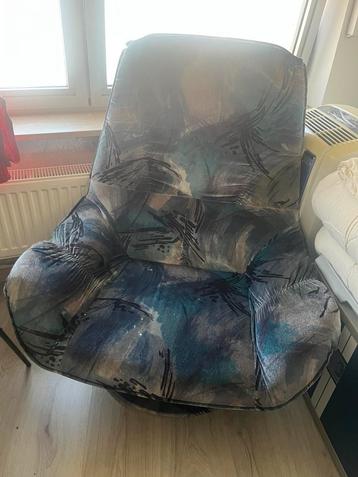 GRATIS relax zetel in goede staat beschikbaar voor biedingen