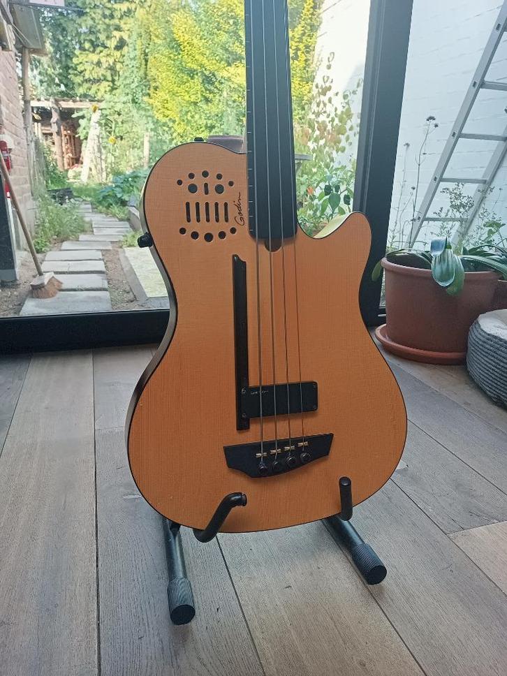 Godin A4 Ultra Fretless Bass, Muziek en Instrumenten, Snaarinstrumenten | Gitaren | Bas, Gebruikt, Semi-akoestisch, Fretloos, Ophalen