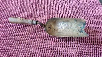 Oude koperen kolenschep beschikbaar voor biedingen