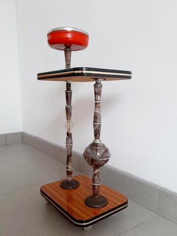 Uniek vintage rooktafeltje met formica beschikbaar voor biedingen