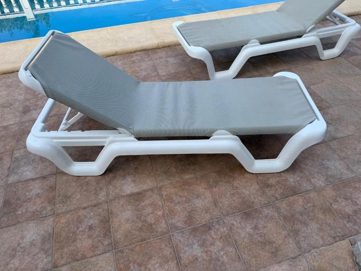 Stevig ligbed met verstelbare leuning, Tuin en Terras, Ligbedden, Zo goed als nieuw, Plastic, Verstelbaar, Ophalen