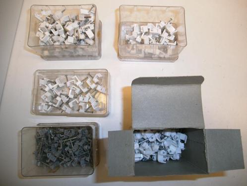 Lot de clips muraux pour câbles de différentes tailles, Bricolage & Construction, Quincaillerie & Fixations, Comme neuf, Autres types