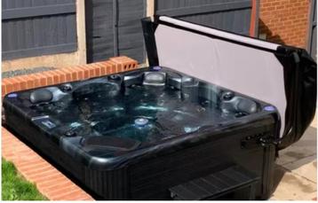 Nieuwe 5 persoons jacuzzi 2ligplaatsen Shiatsu/muziek beschikbaar voor biedingen