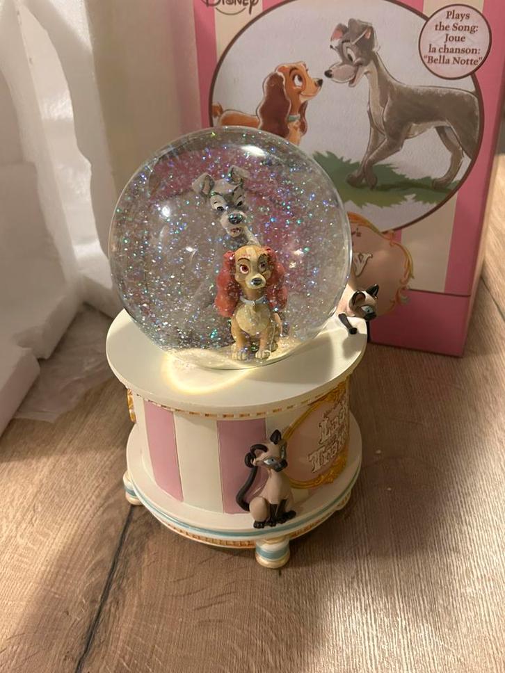 Disney snowglobe Lady en de vagebond si & am, Verzamelen, Disney, Zo goed als nieuw, Ophalen of Verzenden