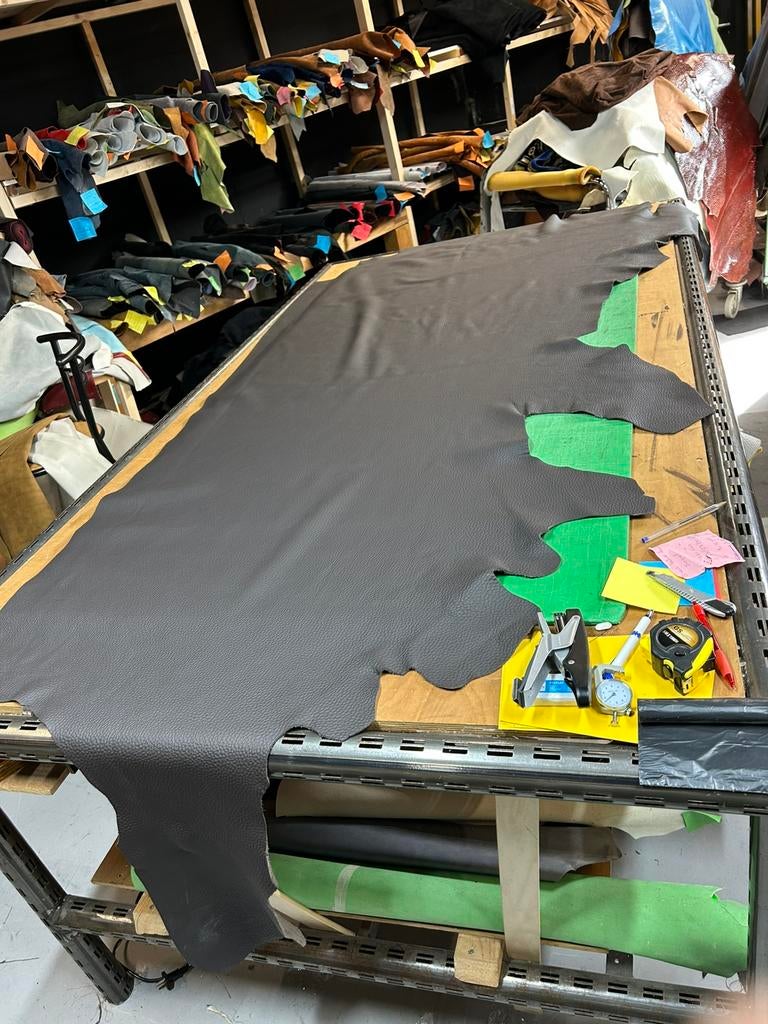 2 bruine kleur halve huiden 1,5 mm dikte soepel A-158/159, Enlèvement ou Envoi, Brun