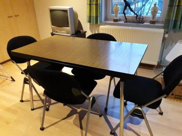 Tafel met 5 stoelen beschikbaar voor biedingen