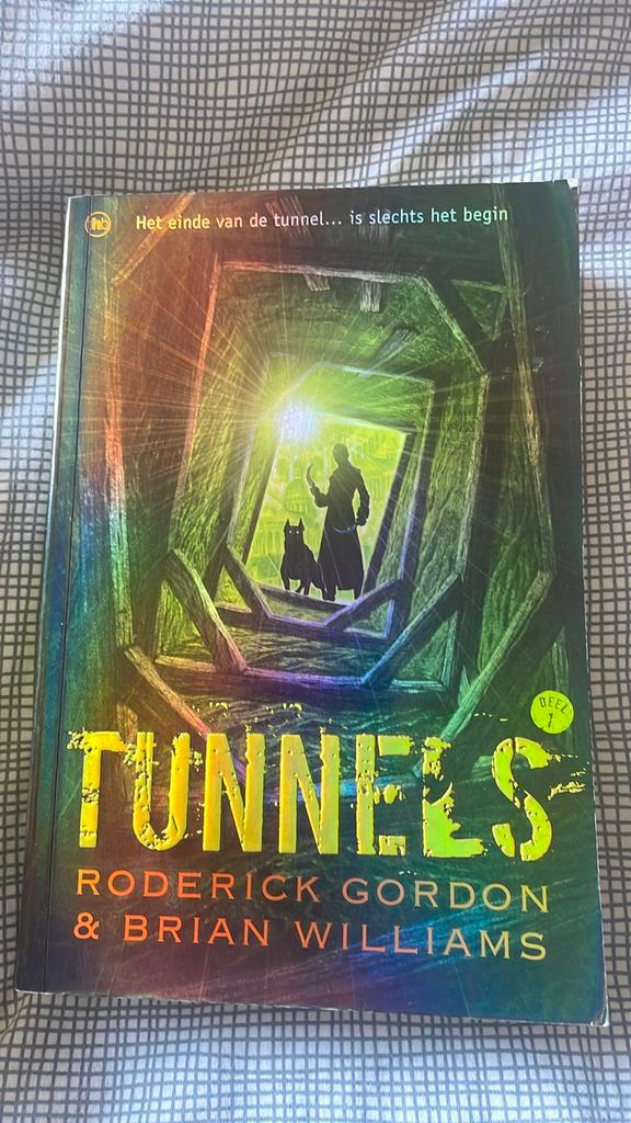 Richard Gordon - Tunnels, Boeken, Kinderboeken | Jeugd | 13 jaar en ouder, Zo goed als nieuw, Ophalen