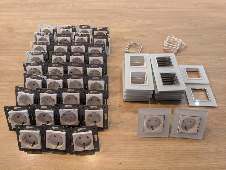 Livolo stopcontacten met glaslook – 35 stuks + afdekplaten (, Hobby en Vrije tijd, Elektronica-componenten, Zo goed als nieuw