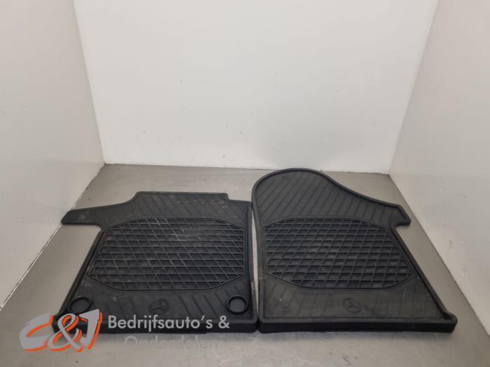 Matten Set van een Mercedes Vito, Auto-onderdelen, Interieur en Bekleding, Mercedes-Benz, Gebruikt, 3 maanden garantie, Ophalen of Verzenden
