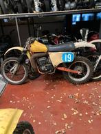 Montesa Cappra croise une ancienne grange, 12 à 35 kW, 1 cylindre, Échappement sport, Permis Moto A1 minimum