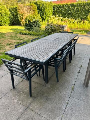 Uittrekbare tuintafel met hout + 8 stoelen (incl. kussens) beschikbaar voor biedingen