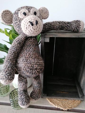 Schattig gehaakt aapje bruin beschikbaar voor biedingen