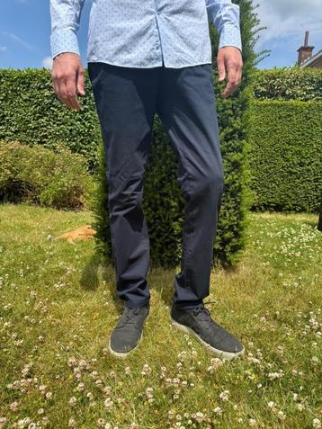 Chino broek voor grote mensen beschikbaar voor biedingen